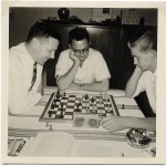 Partie d'échecs (1959) avec Wolfgang Schimansky, sous le regard attentif de son père Albert